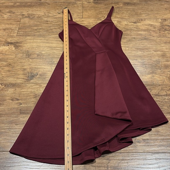 Le Chateau maroon angled hem skinny strap padded semi-formal dress size xxs - Picture 5 of 15